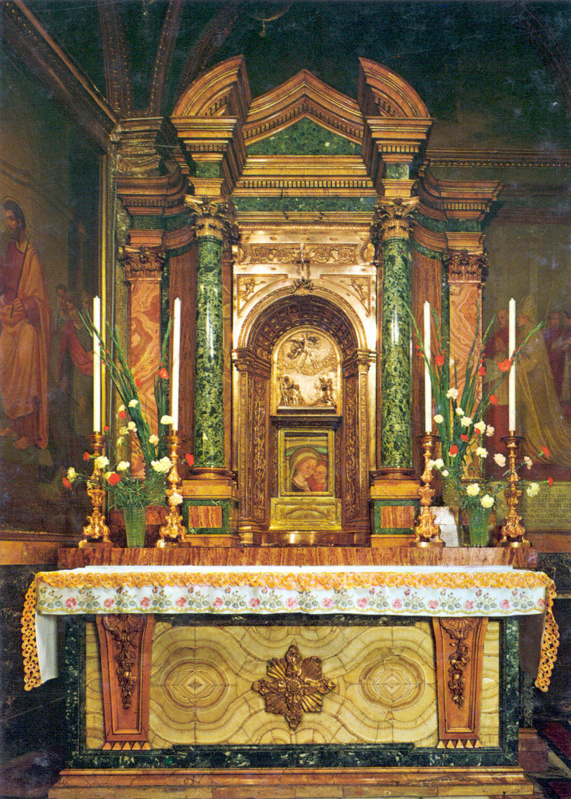 A sagrada Imagem em seu magn�fico altar
